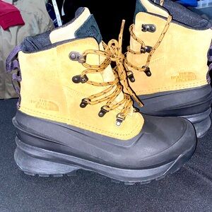 The North Face Chilkat MENS size 7.5 Tan and TAN BLACK Hiking Boots. LIKE NEW